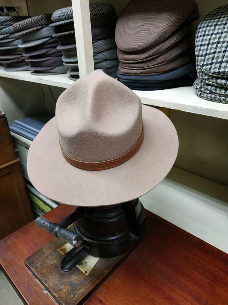 Sombrero Scout, estilo canadiense. Sombrero beige, sombrero de ala grande, sombrero de fieltro, sombrero hecho a mano, fabricante de sombreros, sombreros de mujer, sombreros para él, regalo de San Valentín imagen 2