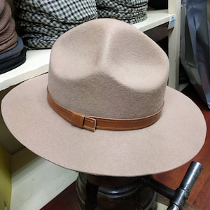Sombrero Scout, estilo canadiense. Sombrero beige, sombrero de ala grande, sombrero de fieltro, sombrero hecho a mano, fabricante de sombreros, sombreros de mujer, sombreros para él, regalo de San Valentín imagen 1