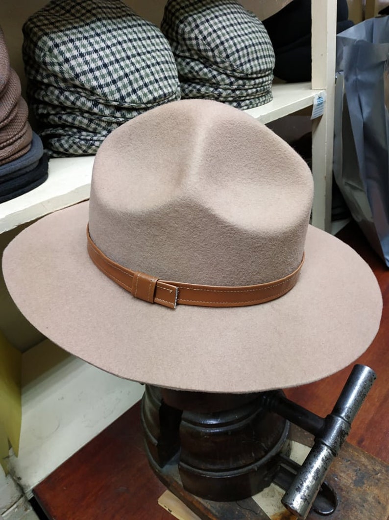 Sombrero Scout, estilo canadiense. Sombrero beige, sombrero de ala grande, sombrero de fieltro, sombrero hecho a mano, fabricante de sombreros, sombreros de mujer, sombreros para él, regalo de San Valentín imagen 1