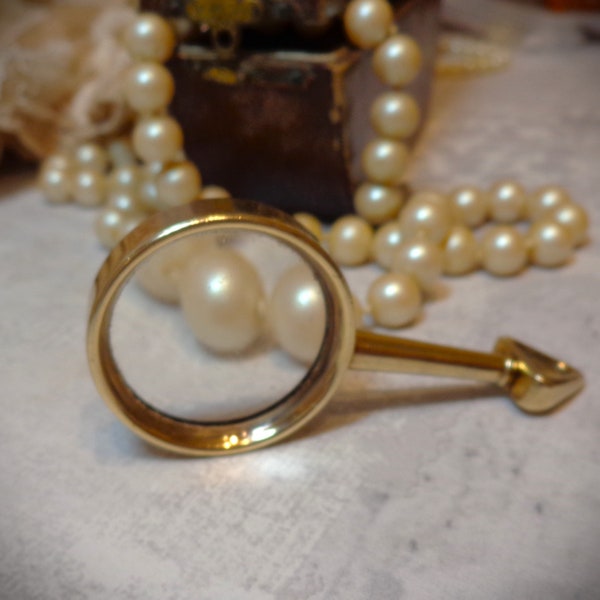 Extremely Rare Vintage Solid Gold Magnifying Glass - Reading Glass - Quizzer's Glass - Jeweller's Loupe Pendant.