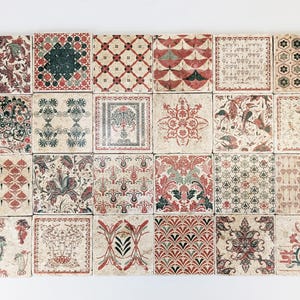 Könnte beinhalten: Eine Sammlung von fünfundzwanzig quadratischen Fliesen mit verschiedenen Vintage-Blumen- und geometrischen Mustern in Rot, Grün und Creme. Die Fliesen sind in einem Raster angeordnet und zeigen eine Vielzahl von Designs, darunter Paisley-, Blumen- und geometrische Motive.