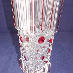 Eckige Vase aus klarem und weinrotem Glas