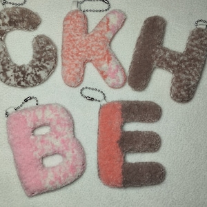 Llavero de letras, llavero grande, decoración de bolso, llavero para mujer, punchneedle, tufting, hecho a mano, accesorio para bolso