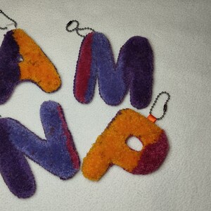llavero inicial, llavero letra, llavero grande 10 cm, punchneedle, tufting, hecho a mano, accesorio bolso