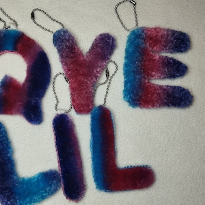 Llavero de letras, llavero grande, llavero para mujer, decoración de bolso, punzonadora, mechones, hecho a mano, accesorio para bolso