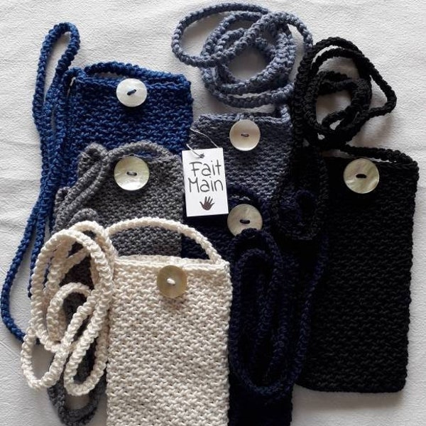 POCHETTE BANDOULIERE pour TELEPHONE portable ou votre paire de lunette en coton faite main au crochet , bouton en nacre