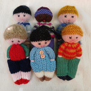 Kleine gebreide poppetjes van wol en katoen, gratis verzending.