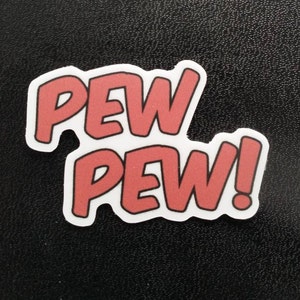 Könnte beinhalten: Ein roter und weißer Aufkleber mit dem Text "PEW PEW!" in einer fetten, Comic-Schrift.