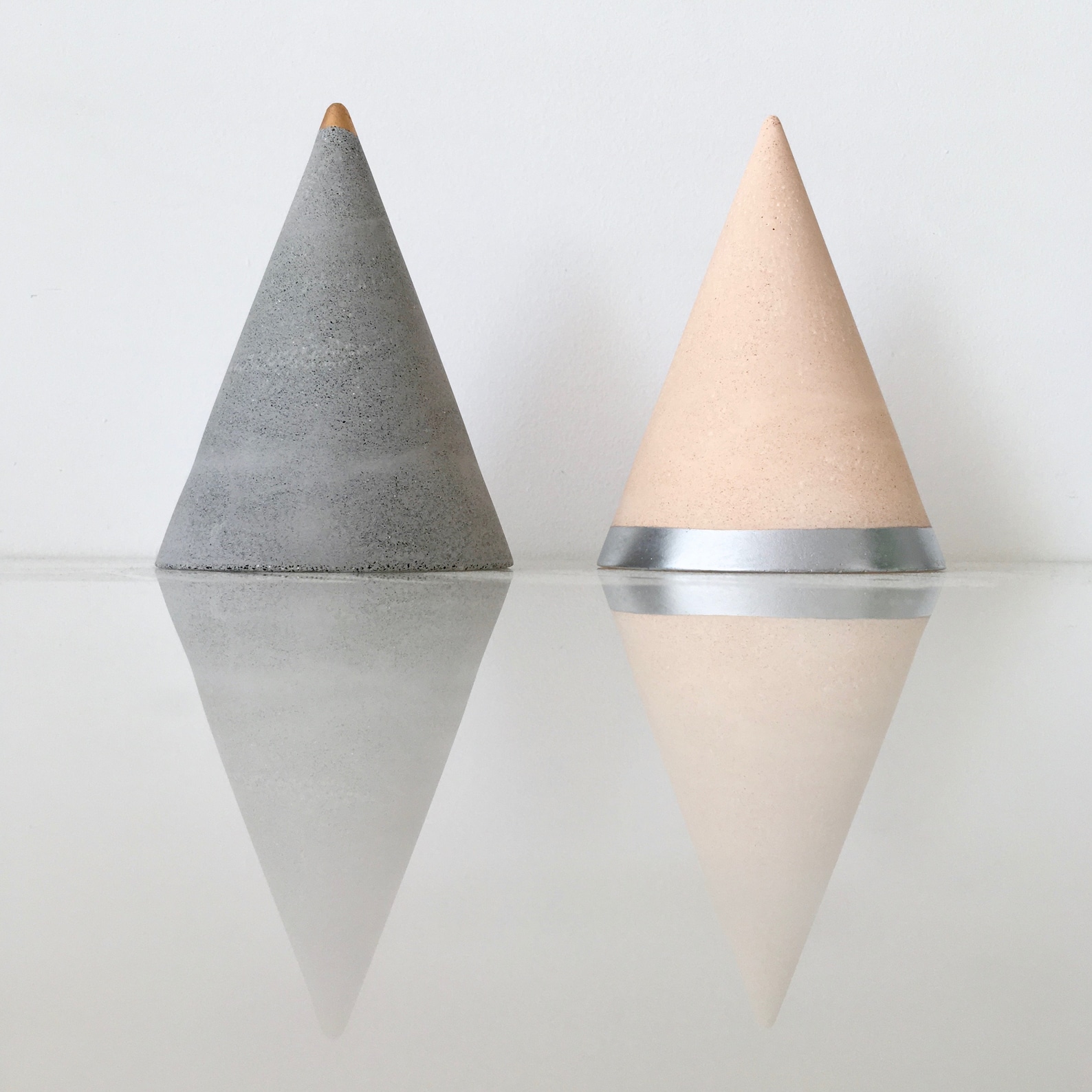 кашпо из бетона. бетонные противотанковые надолбы. подставка для колец конус. 6. горшок для цветов конус 2,7л.