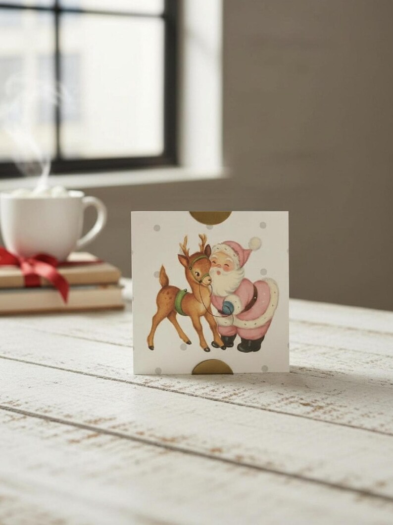 Op de afbeelding: Een vierkante kaart met een vintage illustratie van de Kerstman en een rendier. De Kerstman draagt een roze pak en houdt de teugels van het rendier vast. De kaart heeft een witte achtergrond met grijze stippen en gouden accenten.
