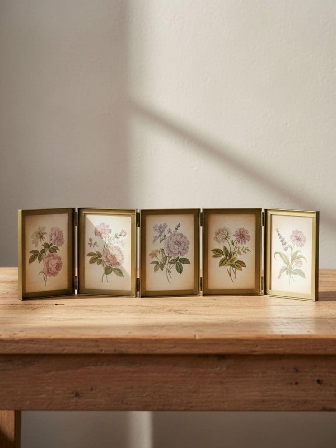 Oversized Hinged Gold Photo Frame 4x6, Brass Accordion Frame, 5-Photo Display, Picture Frame, Vintage-Inspired Photo Holder, Timeless Decor