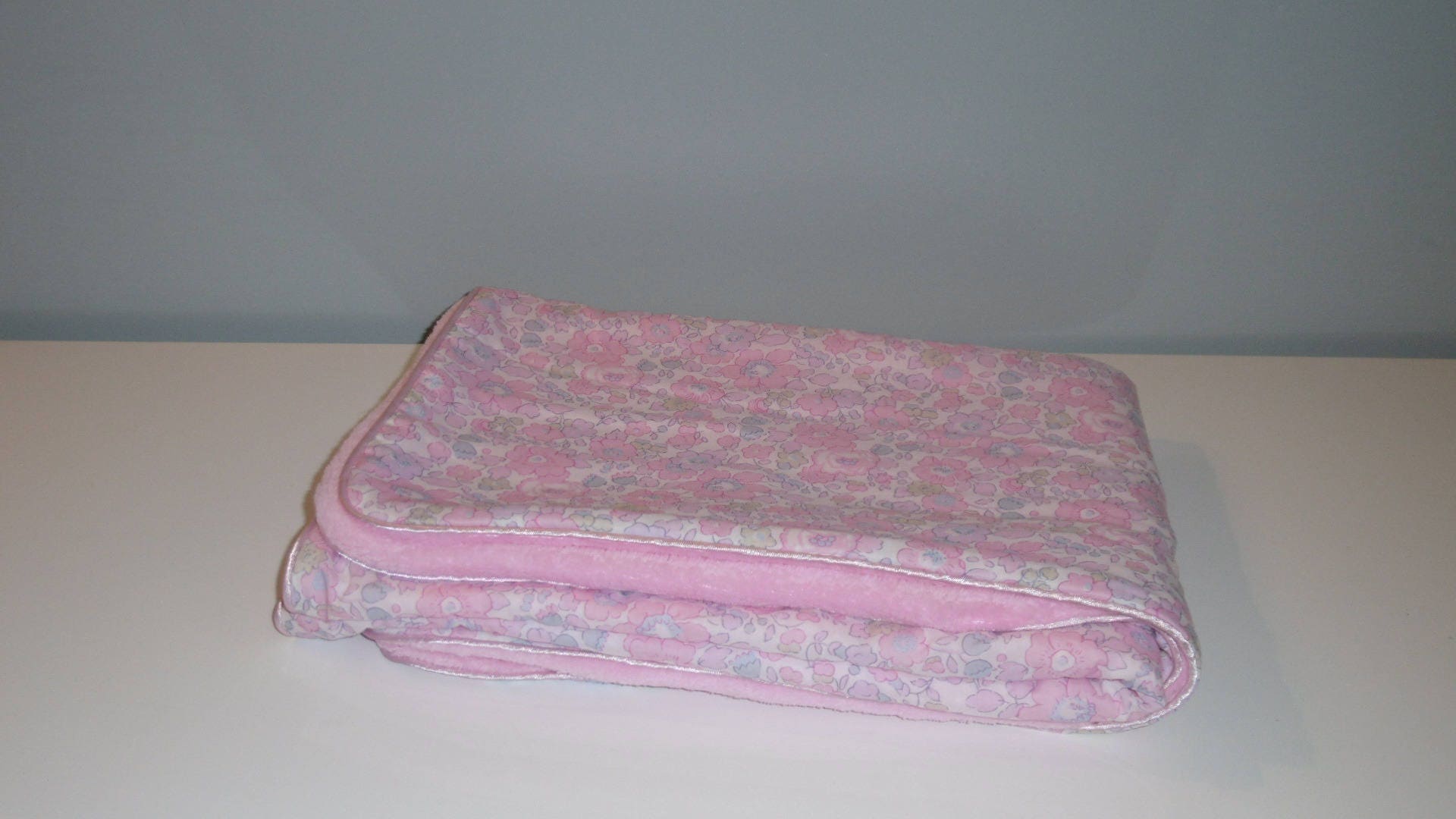 Grande Couverture Bébé Liberty Betsy Rose et Passepoil Rose Satiné