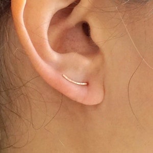 Pendiente trepador de oreja curvo martillado Relleno de oro de 14 k Relleno de oro rosa Plata esterlina Joyería minimalista Joyería de enhebrar Pendientes de uso diario 058