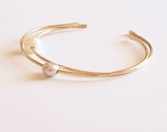 1.6mm Round Pearl Cuff Bracelet w Hammered Tapered Ends Plain or hammered Thin Cuff Bracelet Brass Delicate Jewelry Stacking Bracelet 035
