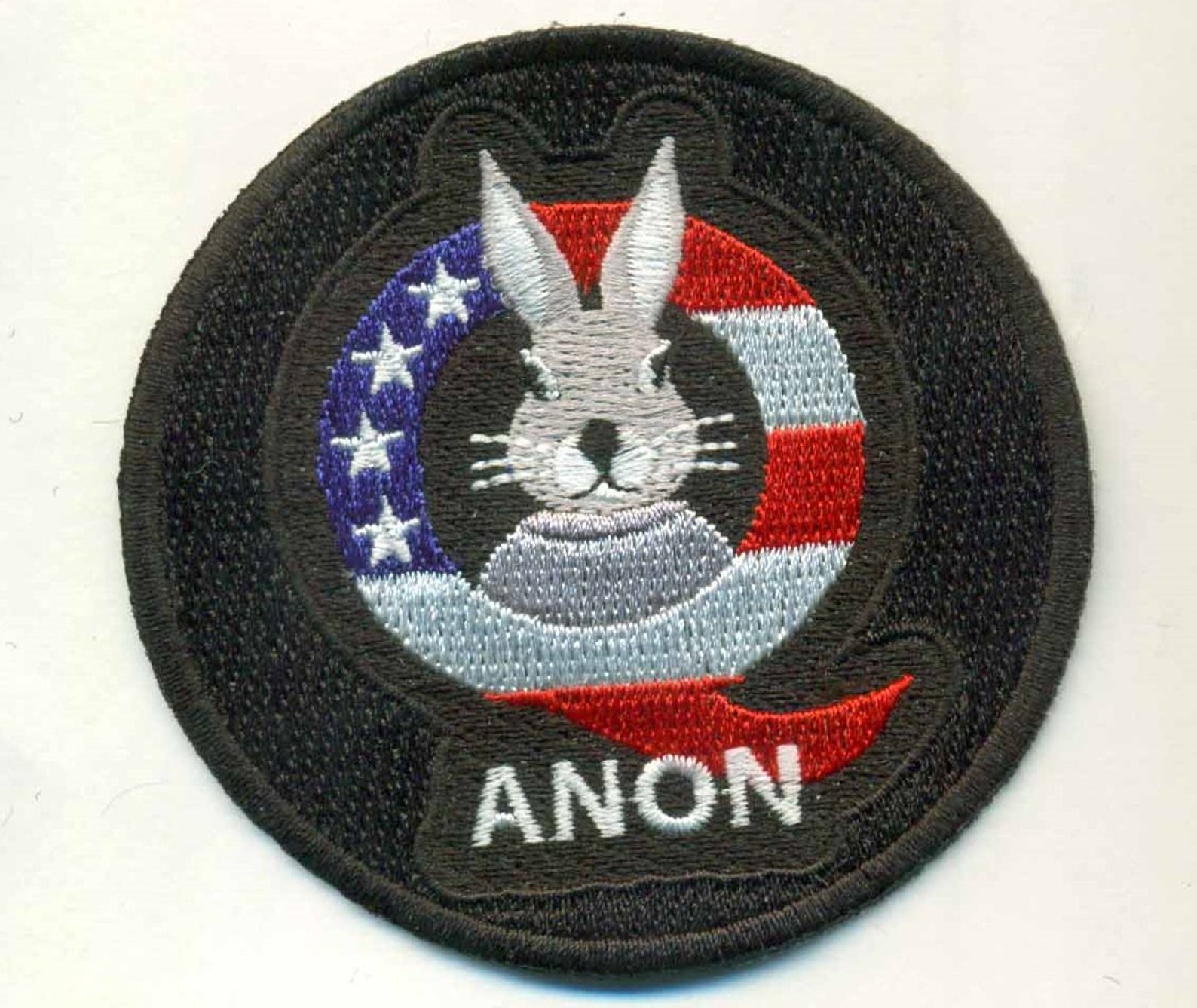 Патчи 3.3 5. Белый кролик патчи. Q anon. Американские зайцы символ в армии. Q anon заяц.