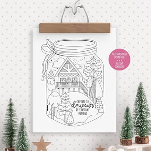 Peut inclure: Une page à colorier imprimable en noir et blanc représentant un bocal avec une maison et des arbres à l'intérieur. Le texte "Capture la douceur du présent" est écrit sur le bocal. L'image est étiquetée "Téléchargement instantané".