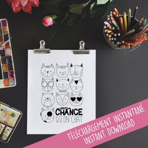 Peut inclure: Illustration en noir et blanc de visages de chats sur papier blanc, maintenue par des pinces argentées. La phrase "UNE CHANCE QU'ON CHAT" est en dessous. Des aquarelles, des crayons de couleur et des fleurs sont également présents.