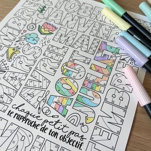 Pode incluir: Uma folha de atividade de colorir por n&uacute;meros com os meses do ano em letras grandes e estilizadas. Cada letra &eacute; dividida em se&ccedil;&otilde;es numeradas, prontas para serem coloridas com marcadores ou l&aacute;pis de cor. O texto na parte inferior diz "chaque petit pas te rapproche de ton objectif."