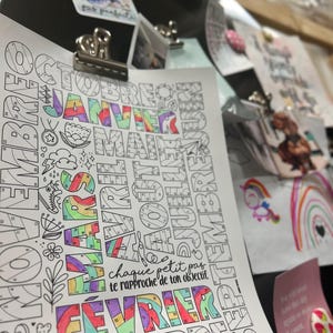 Pode incluir: Uma p&aacute;gina para colorir imprim&iacute;vel com os meses do ano em franc&ecirc;s. Cada m&ecirc;s &eacute; escrito em letras grandes e coloridas com um design de arco-&iacute;ris. O texto "chaque petit pas te rapproche de ton objectif" est&aacute; escrito abaixo dos meses.