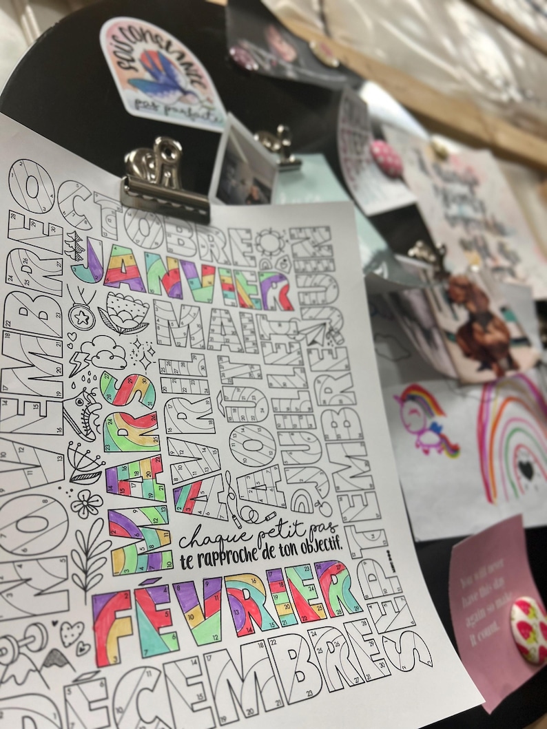 Pode incluir: Uma p&aacute;gina para colorir imprim&iacute;vel com os meses do ano em franc&ecirc;s. Cada m&ecirc;s &eacute; escrito em letras grandes e coloridas com um design de arco-&iacute;ris. O texto "chaque petit pas te rapproche de ton objectif" est&aacute; escrito abaixo dos meses.