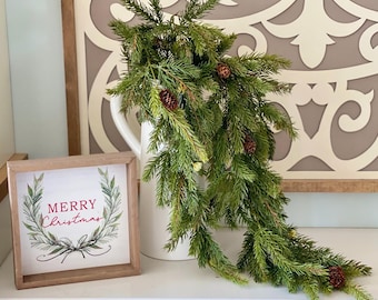 Hangende steel kerstspar: 34" wintergroen met dennenappels