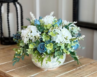 Sommer / Alltag / Küstenhaus / Strand Blumenarrangement: Weiße Hortensien, blaue Rosen, grün-graues Grün, Herzstück Wohnkultur