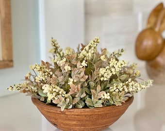 Estilo rústico otoñal con follaje otoñal cálido y neutro de 30 cm de diámetro, flores en forma de lanza de color beige/dorado neutro y pequeño follaje desgastado.