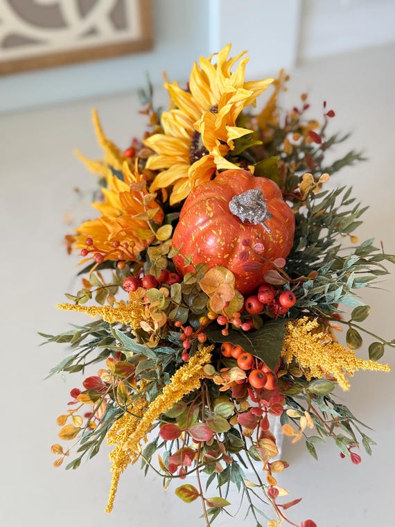 Herbst Bauernhaus / Herbst Blumengesteck, rustikale Holz Blumenkasten  Herbst Sonnenblumen, groe orange Krbis, Grn, Beeren, Tischplatte -  Etsy.de