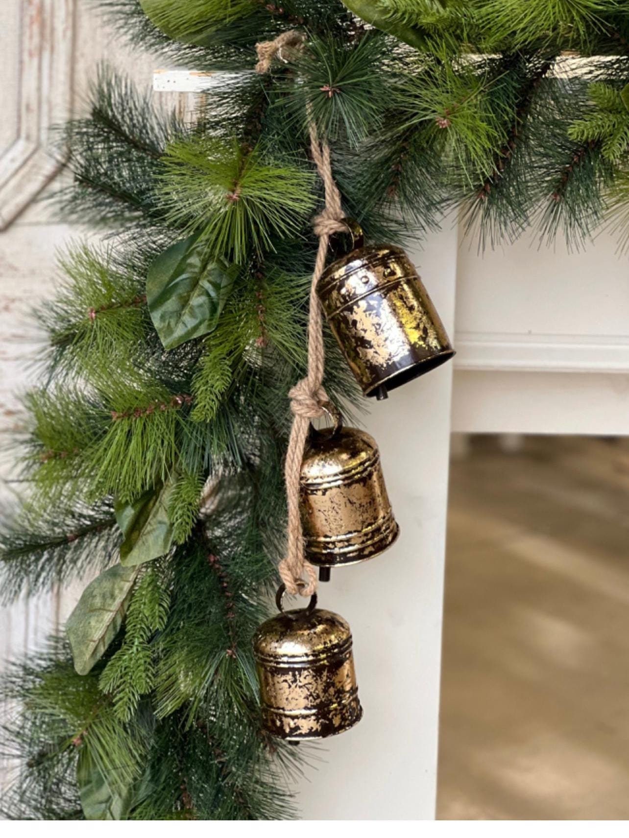 Decorazione natalizia con campanella sospesa, decorazione invernale per mensole, campanelle di Natale in metallo appese alla porta su una corda, decorazione natalizia con campanella con finitura dorata
