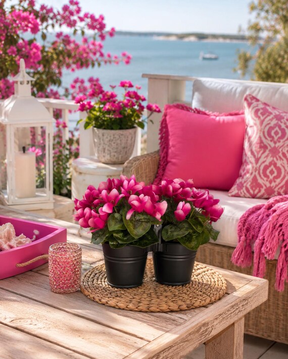UV-beständiges künstliches rosa Alpenveilchen-Arrangement im doppelten Metall-Caddy-Topf, künstliche Topfblumen im Freien für die Veranda-Terrasse-Deck-Fensterbox