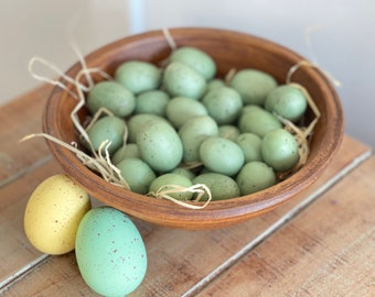 oeufs de pâques, décor de pâques printanier neutre, remplissage de bol d'oeufs de pâques, sac d'oeufs en mousse bleu-vert tachetés de rouge-gorge, oeufs de nid d'oiseau, décor de nid,