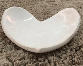 White solitary heart ceramic favor, original, personalized, handmade in Italy.