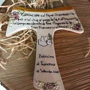 Bomboniera Tau San Francesco in ceramica con Scritta , fiori, colomba e rilievo .Per comunione, battesimo,cresima  fatta a mano in italia