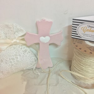 Bomboniera croce in ceramica colore rosa e cuore bianco. Fatto  a mano in italia.