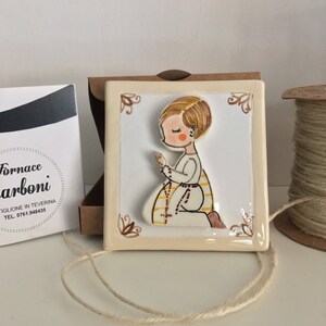 Bomboniera mattonella quadro da appendere in ceramica per Comunione con bambino in rilievo. Bordo abana. Originale, fatto a Mano in Italia.