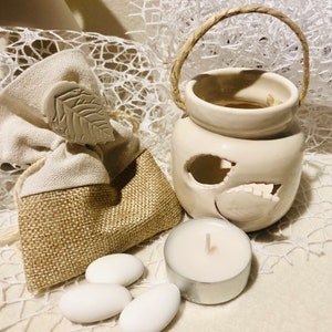 Bomboniera vasetto portacandele beige in ceramica, per comunione con foglia traforata e a rilievo.Fatto a mano in Italia.