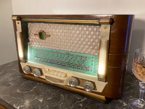 A fully restored 1956 French Art Deco tube radio with working WiFi and Bluetooth hidden inside — analog soul meets modern streaming in a one-of-a-kind antique shell.