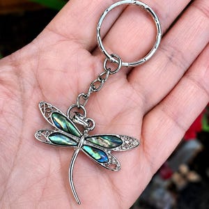 Portachiavi a forma di libellula in abalone, portachiavi in conchiglia di paua, ciondolo per borsa a forma di libellula