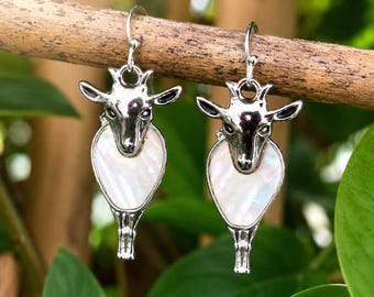 Pendientes de cabra, joyería de animales de granja en nácar - Elija el tipo de gancho para la oreja