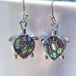 Orecchini a forma di tartaruga, gioielli in conchiglia di abalone - placcati in argento, opzione filo in titanio in argento sterling, regali a forma di tartaruga