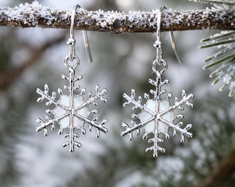 Pendientes colgantes de nácar con forma de copo de nieve, joyería de invierno - Elige el tipo de gancho para la oreja