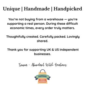 K&ouml;nnte beinhalten: Wei&szlig;er Hintergrund mit Text: "Unique | Handmade | Handpicked". Der Text lautet auch: "Vielen Dank f&uuml;r die Unterst&uuml;tzung unabh&auml;ngiger Unternehmen in Gro&szlig;britannien und den USA." Grafik einer kleinen Einkaufstasche.