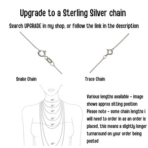 K&ouml;nnte beinhalten: Bild mit zwei Silberketten-Stilen: einer Schlangenkette und einer Panzerkette. Ein Diagramm zeigt Halskettenl&auml;ngen von 35,5 cm bis 76 cm. Der Text lautet: "Upgrade to a Sterling Silver chain."