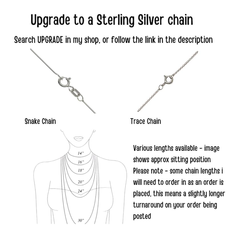 K&ouml;nnte beinhalten: Bild mit zwei Silberketten-Stilen: einer Schlangenkette und einer Panzerkette. Ein Diagramm zeigt Halskettenl&auml;ngen von 35,5 cm bis 76 cm. Der Text lautet: "Upgrade to a Sterling Silver chain."