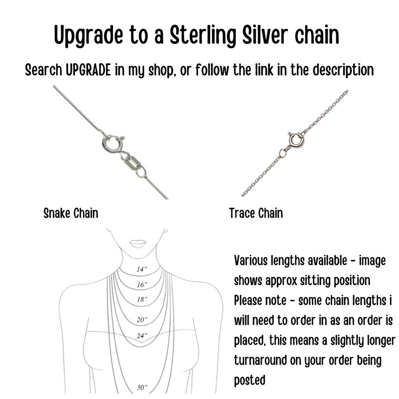 Puede incluir: Imagen que promociona actualizaciones de cadenas de plata de ley. Incluye ejemplos de cadenas de serpiente y traza, con un diagrama que muestra longitudes de collar de 35,5 cm a 76 cm. El texto aconseja buscar "UPGRADE" en la tienda.