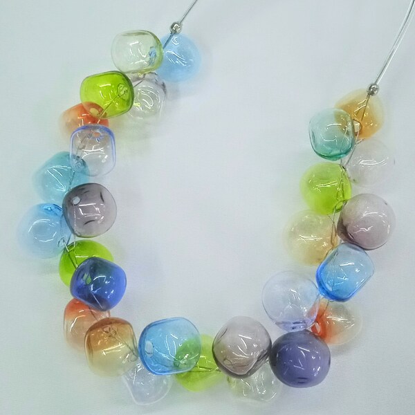 Perle creuse en verre de Murano faite main, collier multicolore moderne et unique. Bijoux en verre personnalisés. Cadeaux pour la fête des mères. Art en verre portable.