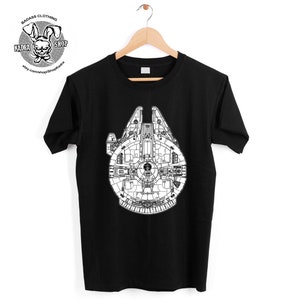 Può includere: Maglietta nera con un contorno bianco della nave spaziale Millennium Falcon di Star Wars. La maglietta ha un collo rotondo e maniche corte.