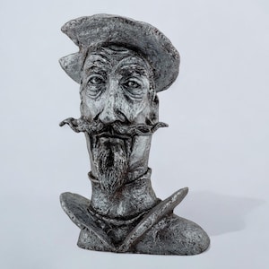 Handgefertigte Kopf-Skulptur von Don Quijote: Silbernes Papiermaché-Dekor (30 cm)