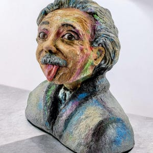 Handgemaakte papier-maché buste van Albert Einstein: speelse kunstsculptuur