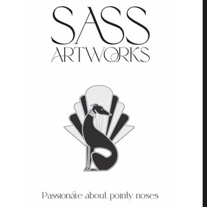 Pode incluir: Logotipo preto e branco da Sass Artworks com um c&atilde;o galgo estilizado sentado em frente a um design em forma de leque. O texto "Passionate about pointy noses" est&aacute; abaixo do logotipo.